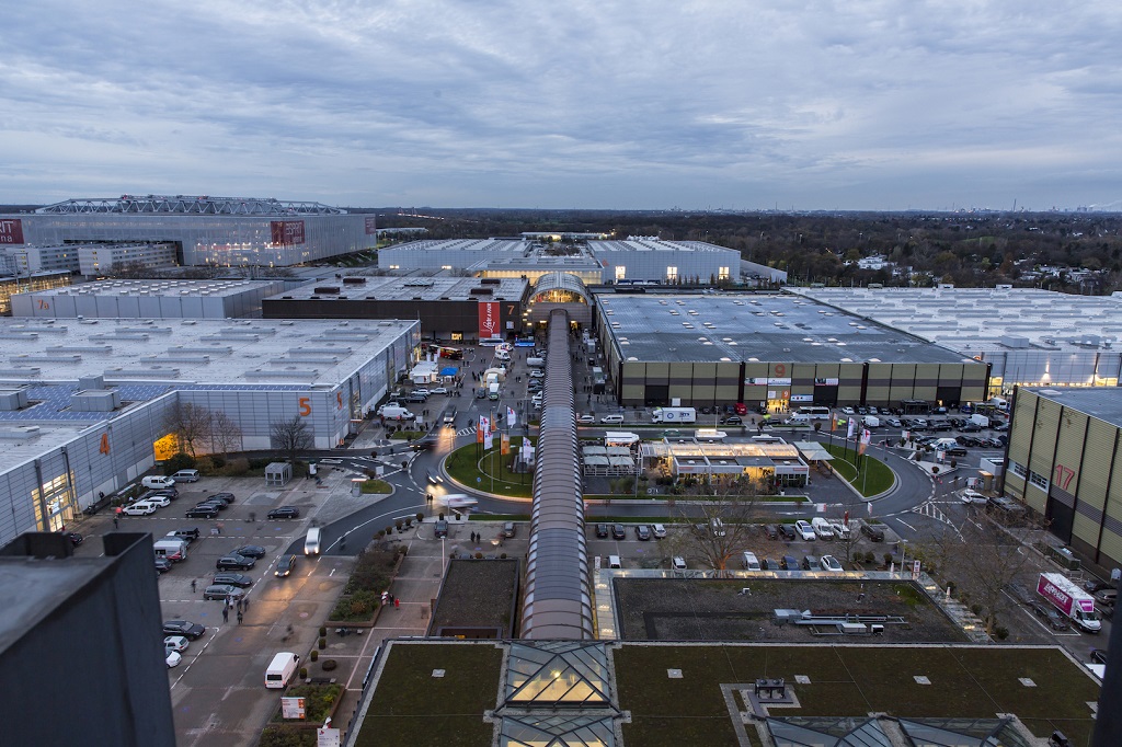 Blick auf das Düsseldorfer Messegelände vom Verwaltungshochhaus.